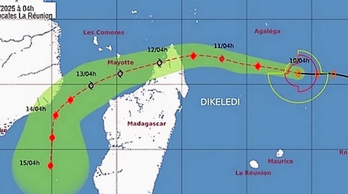 La tempête tropicale modérée Dikeledi circule loin dans le Nord des Mascareignes. Elle pourrait se renforcer dans la journée pour devenir un cyclone tropical intense, samedi, avant d'atterrir dans le Nord-Est de Madagascar. • ©Météo-France La Réunion (WEBCMRS)